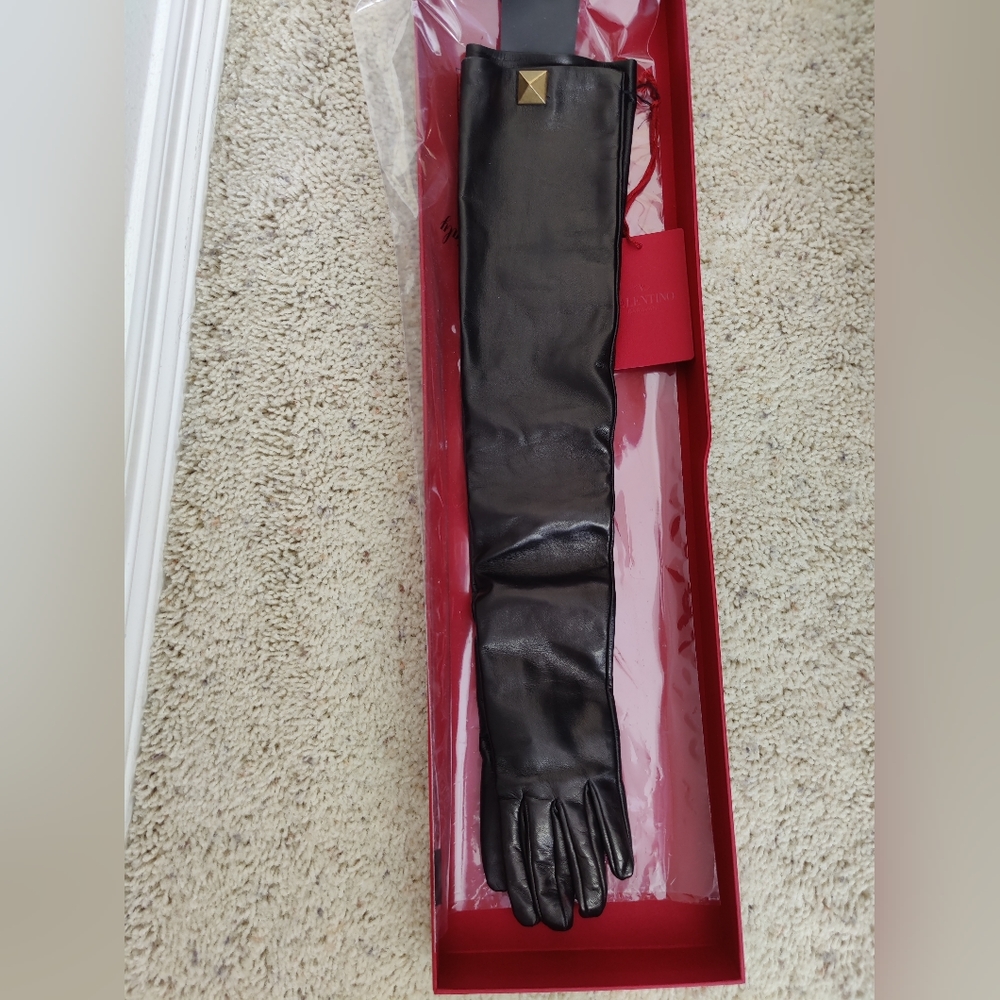 Valentino - stud long sleeve gloves leather - size 6